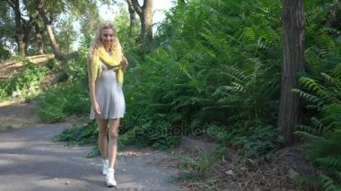 Parkta yürüyüş Sundress uzun saçlı seksi kız