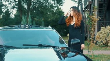 Ağır çekim güzel kız oturdu A siyah Cabrio spor araba ve flört