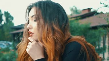 Ağır çekim güzel kız oturdu A siyah Cabrio spor araba ve flört