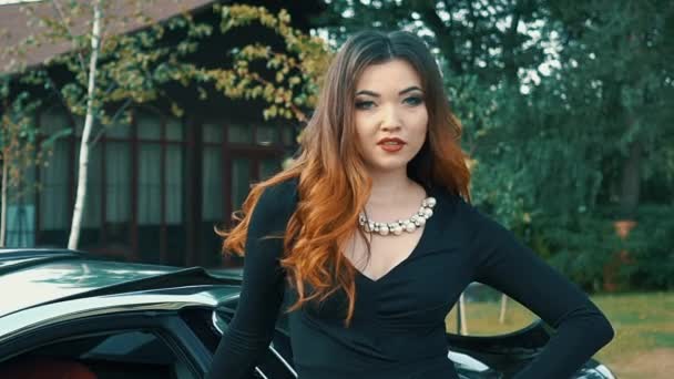 Ralenti Mouvement Belle Fille Assis Dans Noir Convertible Voiture Sport — Video