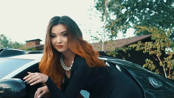 Zwolnionym Tempie Piękne Dziewczyna Siedziała Czarny Cabrio Samochód Sportowy Flirty — Wideo stockowe