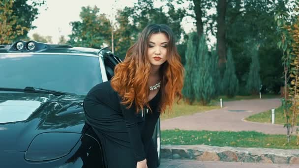 Slow Motion Mooi Meisje Zat Een Zwarte Cabriolet Sportwagen Flirten — Stockvideo