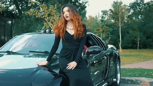 Повільний Рух Красива Дівчина Сиділа Чорному Кабріолеті Спортивний Автомобіль Флірт — стокове відео