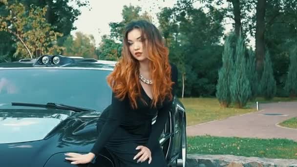 Zeitlupe Schöne Mädchen Saß Einem Schwarzen Cabrio Sportwagen Und Flirtete — Stockvideo