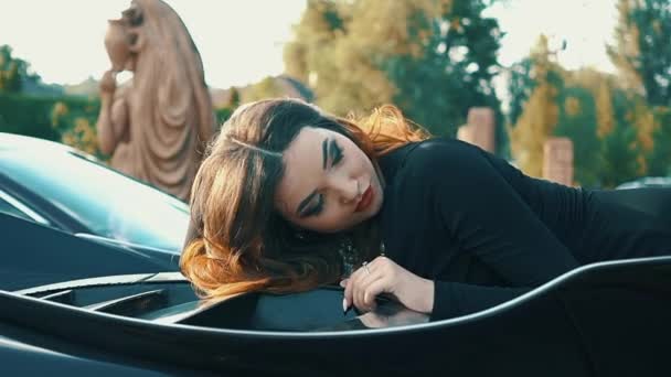 Αργή Κίνηση Όμορφη Κοπέλα Κάθισε Ένα Μαύρο Μετατρέψιμο Σπορ Αυτοκίνητο — Αρχείο Βίντεο