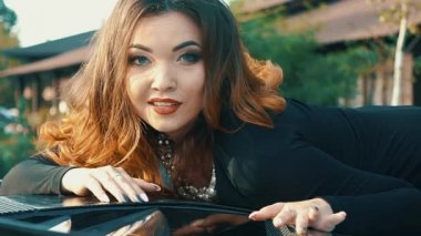 Ağır çekim güzel kız oturdu A siyah Cabrio spor araba ve flört