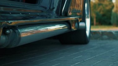 Ağır çekim güzel kız oturdu A siyah Cabrio spor araba ve flört