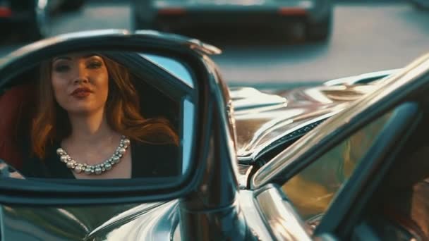 Ağır Çekim Güzel Kız Oturdu Siyah Cabrio Spor Araba Flört — Stok video