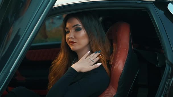 Αργή Κίνηση Όμορφη Κοπέλα Κάθισε Ένα Μαύρο Μετατρέψιμο Σπορ Αυτοκίνητο — Αρχείο Βίντεο