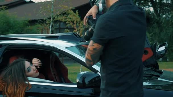 Ağır Çekim Güzel Kız Oturdu Siyah Cabrio Spor Araba Flört — Stok video