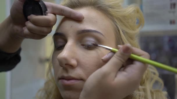 Artista Maquillaje Profesional Aplicando Delineador Ojos Alrededor Todo Ojo Del — Vídeos de Stock