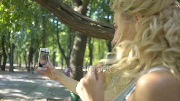 少女メイキング ビデオ Selfie 公園で屋外 — ストック動画