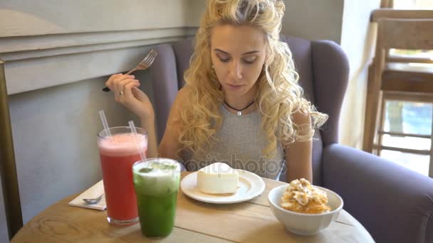 Menina Bonita Café Comer Bolo — Vídeo de Stock