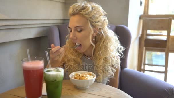 Mulher Loira Comendo Uma Sobremesa Doce — Vídeo de Stock