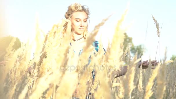 Девушка Вытянутыми Руками Пшеничном Поле — стоковое видео