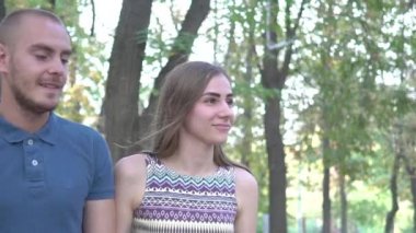 Ağır çekim Genç çift eğlence parkında vardır.