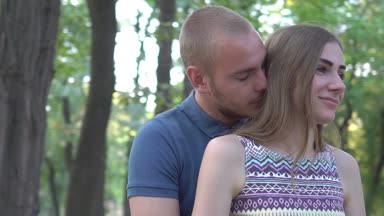 Ağır çekim Genç çift kucaklayan. Adam kucaklayan ve kız öpücük