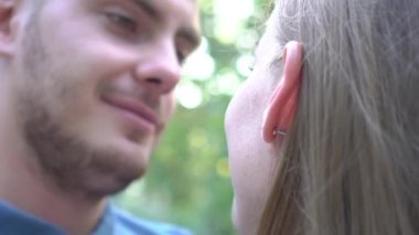 Açık havada aşk, mutlu çift portresi hareket yavaş