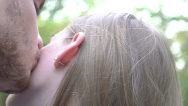 Açık havada aşk, mutlu çift portresi hareket yavaş