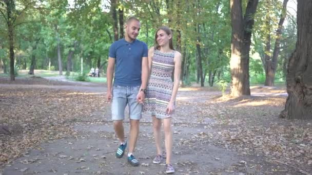 Молода Пара Ходить Осіннім Парком — стокове відео