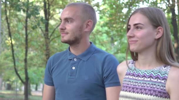 Ein Junges Paar Spaziert Zeitlupe Durch Den Park Und Lacht — Stockvideo