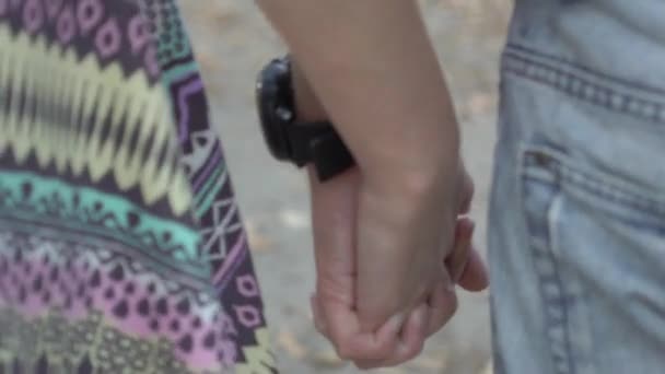 Αγόρι Και Κορίτσι Περίπατο Στο Πάρκο Κρατώντας Χέρια Πραγματικό Χρόνο — Αρχείο Βίντεο