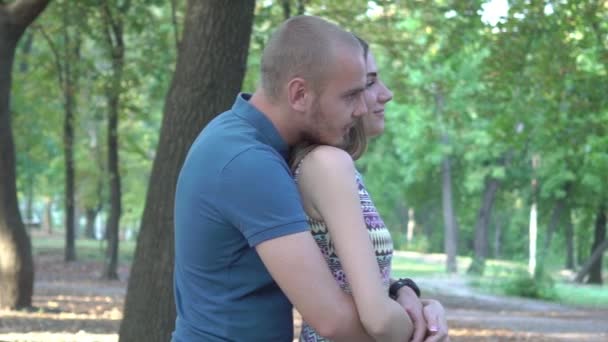 公園でカップルをスローモーション — ストック動画
