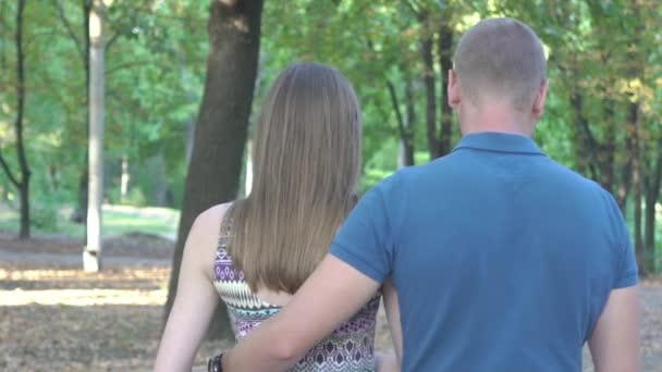 Slow Motion Paar Wandelen Het Park — Stockvideo