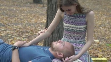 Gerçek zamanlı genç çekici çift doğada rahatlatıcı