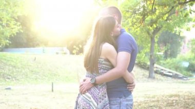 Ağır çekim iki gün batımında aşık