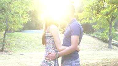 Sunset Bulvarında öpüşme ağır çekim çift