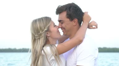 Ağır çekim mutlu çift portre hafifçe sarılmak ve okşamak ve birbirlerine öpücük