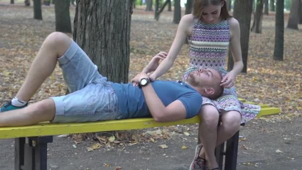 Slow Motion Jong Koppel Liefde Ontspannen Het Park Dolly Shot — Stockvideo