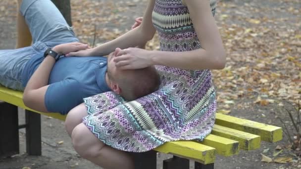 Slow Motion Ungt Par Kärlek Avkopplande Parken Dolly Skott — Stockvideo