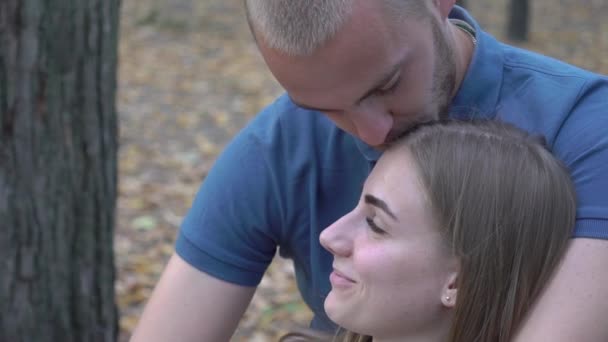 Långsam Rörelse Porträtt Lyckliga Par Avkopplande Parken — Stockvideo