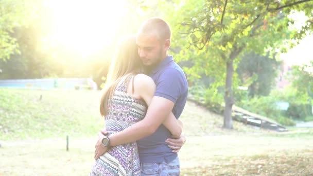 Αργή Κίνηση Ελκυστική Ευτυχισμένο Ζευγάρι Στην Αγάπη Αγκαλιά Αγκαλιάζουν — Αρχείο Βίντεο