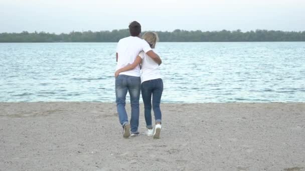 Slow Motion Ouple Walking Beach — Stock Video