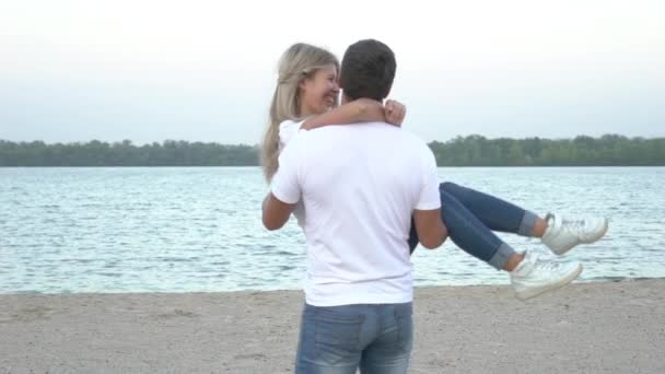 Couple Romantique Ralenti Sur Plage — Video