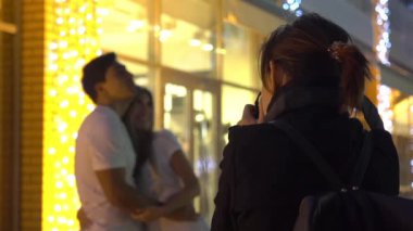 Aşık çift resim çekmek hareket fotoğrafçı yavaş