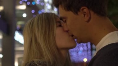 Genç çift öpüşme kadar gerçek zamanlı kapat