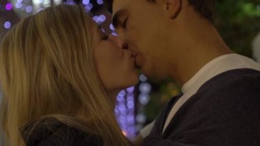 Ağır çekim Genç kadın vererek erkek A veda öpücüğü, romantik tarih