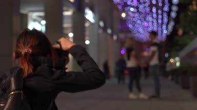 Yavaş hareket A fotoğrafçı güzel bir genç çift çekiyor