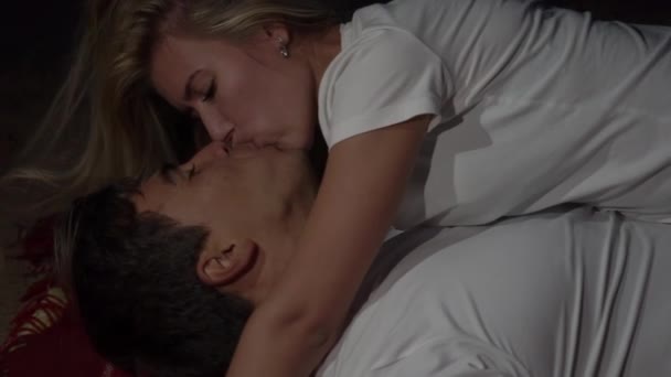 Mouvement Lent Beau Couple Allongé Embrasser Sur Plage — Video