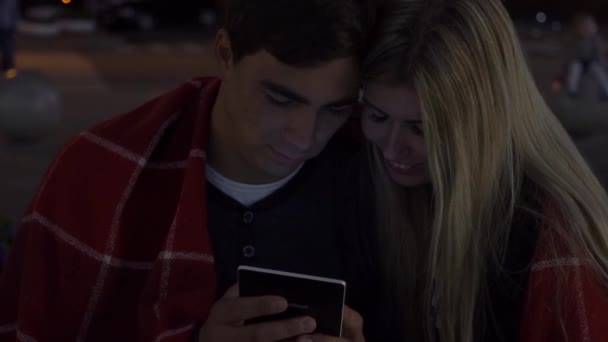 Tablet Kullanarak Gerçek Zamanlı Tatlı Mutlu Çift — Stok video