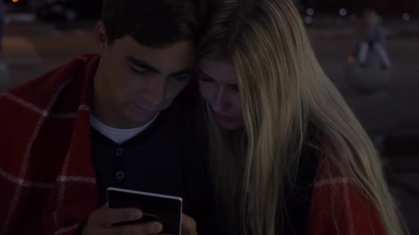 Ζευγάρι Χρησιμοποιώντας Ψηφιακό Tablet Ipad Οθόνη Αφής Αργή Κίνηση — Αρχείο Βίντεο