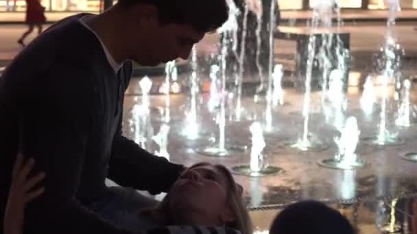 Couple Mouvement Lent Relaxant Sur Banc Près Fontaine — Video