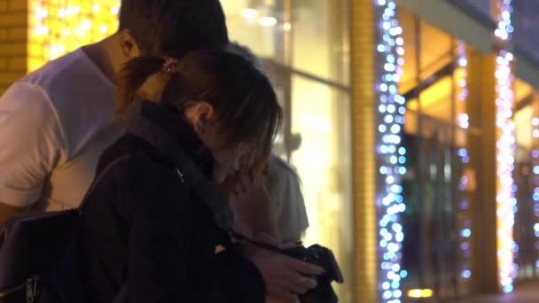 Lento Movimento Amantes Beijando Fundo Nas Luzes Rua Noite — Vídeo de Stock