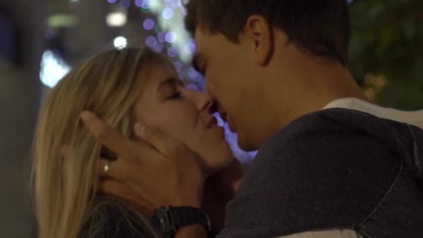 Lento Movimento Jovem Mulher Dando Namorado Beijo Despedida Data Romântica — Vídeo de Stock