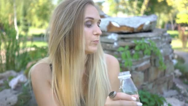 Schöne Junge Frau Trinkt Wasser — Stockvideo