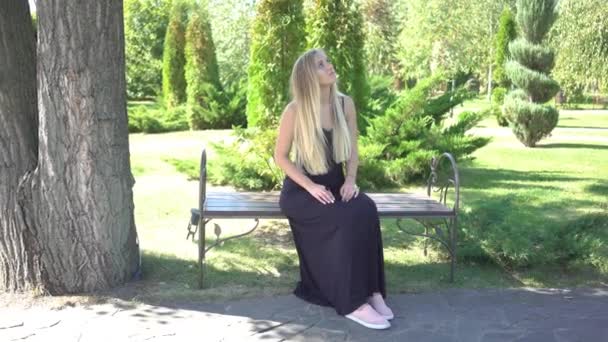 Zomer Vrouw Het Park — Stockvideo